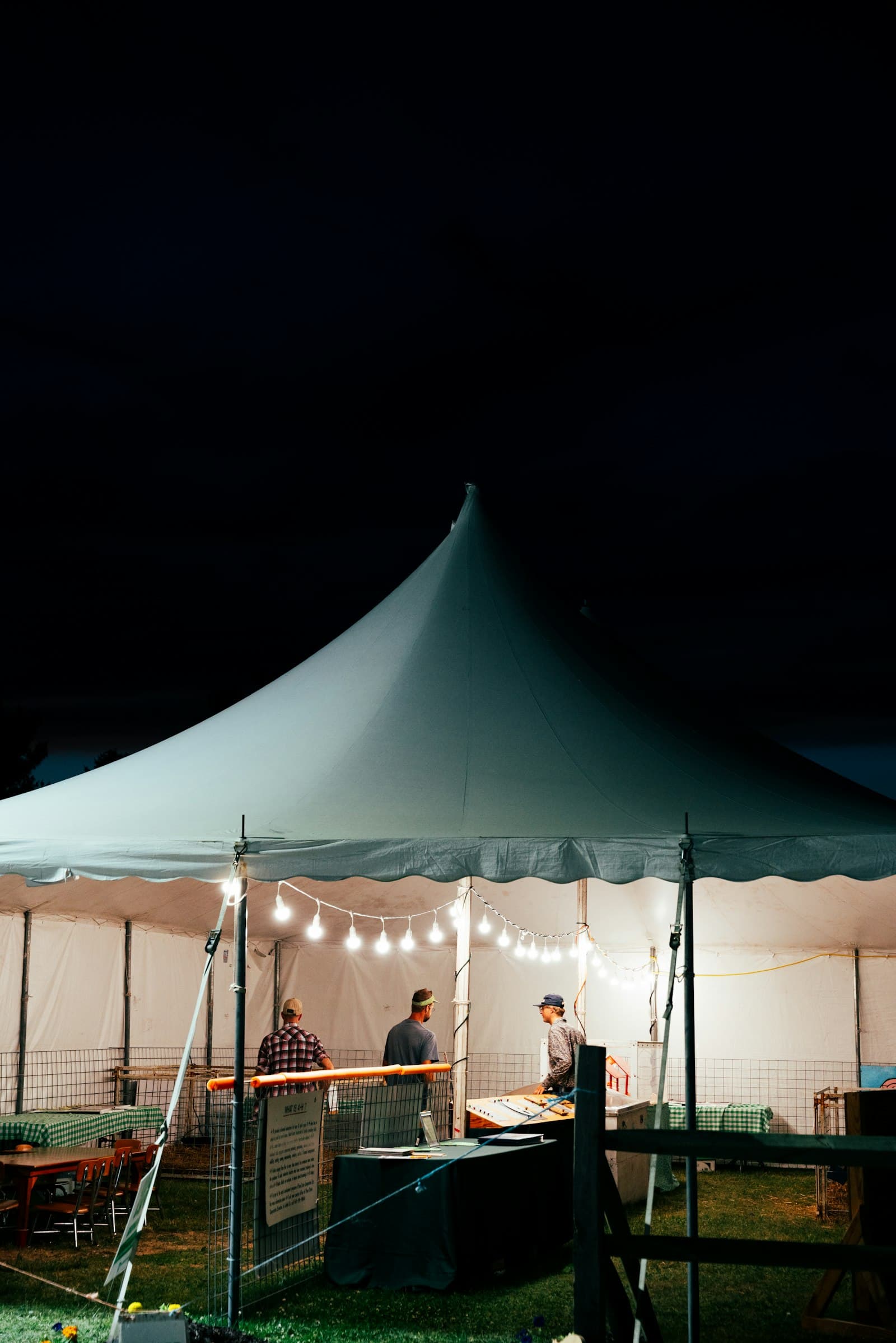 Hajatan malam hari dengan tenda dan lighting