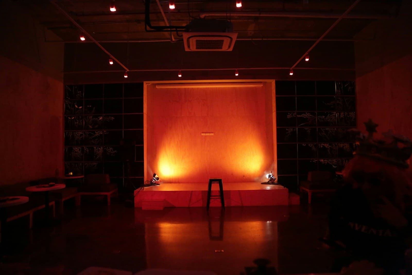 Panggung konser dengan lighting merah dramatis
